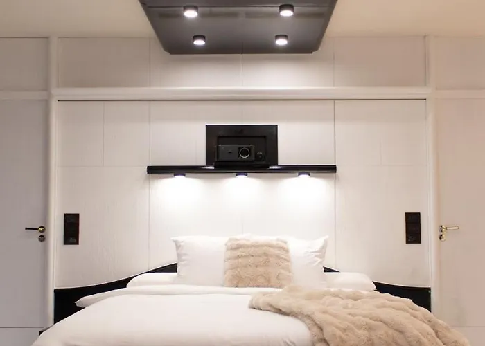 아파트 Black & White & - Sauna & Jacuzzi *
